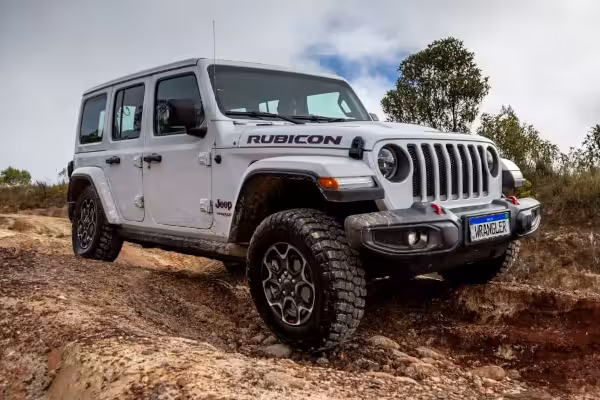 Veículo fora de estrada, com dobradiças expostas, pneus robustos e uma grade vertical na parte dianteira.
