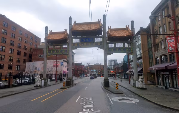 3 arcos ornamentados com telhado de telha no estilo tradicional chinês, marcando a entrada de Chinatown